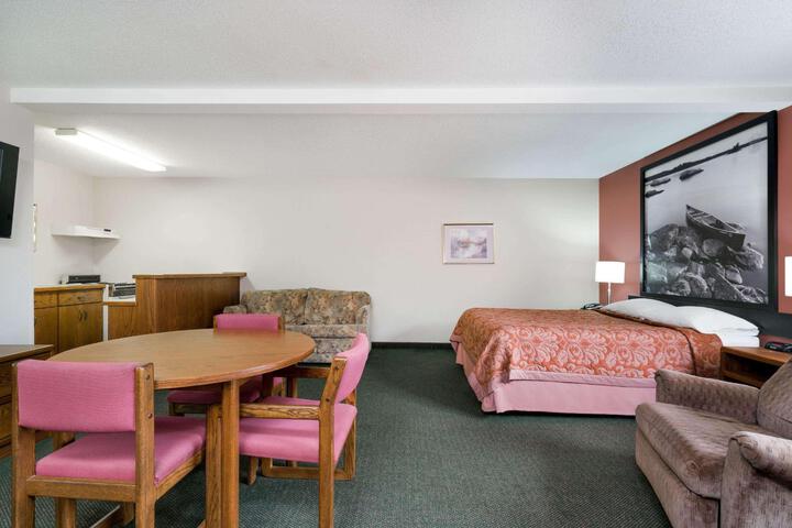 2 Queen Beds (7 of 10)