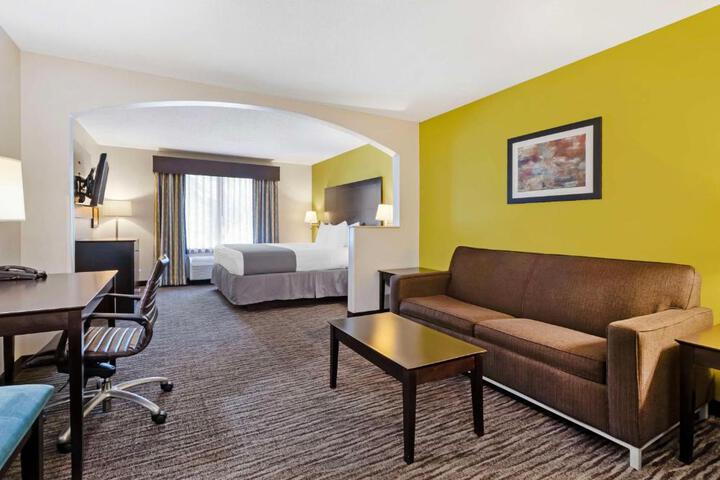 1 King Bed Microwave and Refrigerator Full Breakfast (12 of 14)