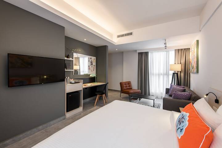 Room 17 of 33
