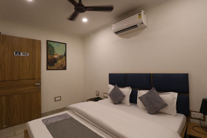 Room 8 of 80