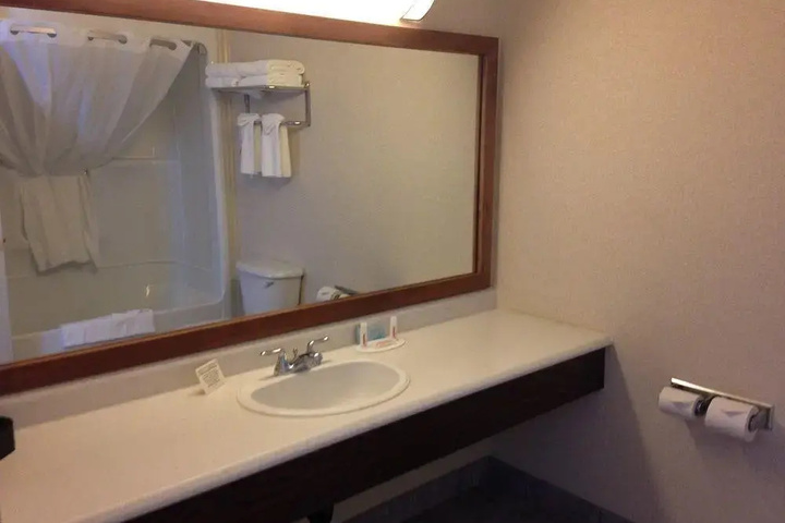 Room 6 of 9