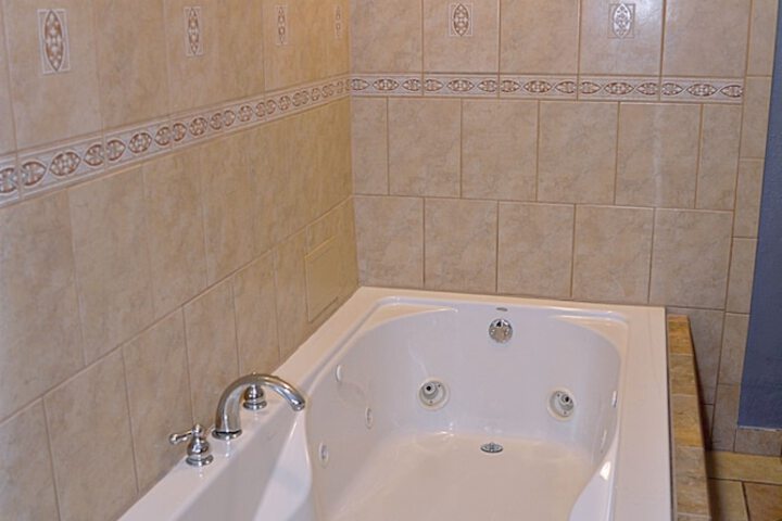 Jetted tub