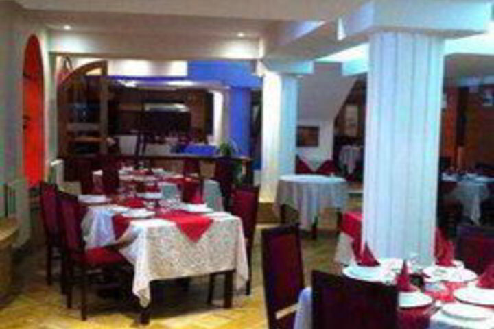 Dining 7 of 19