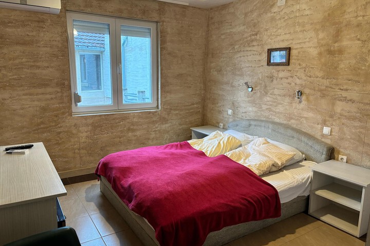 Room 6 of 19