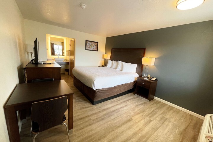 1 King Accessible Comm Assist Bathtub Table Chairs Microwave, Refrigerator, Continental Breakfast (13 of 21)