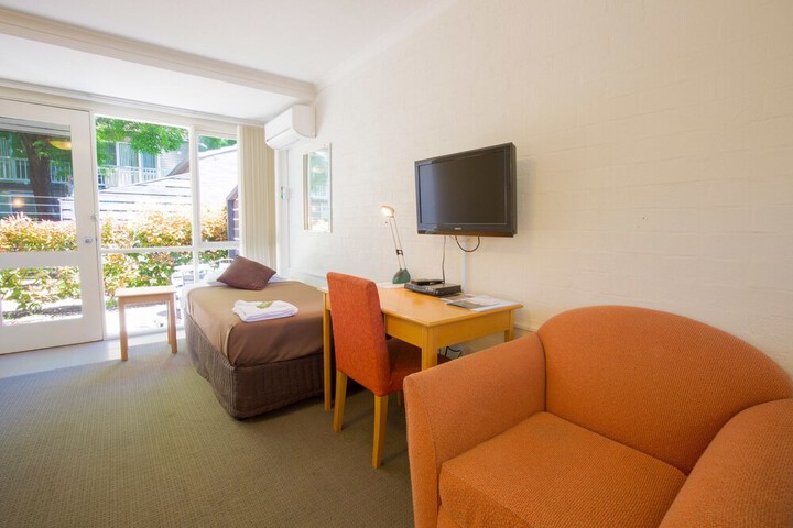 Room 5 of 12