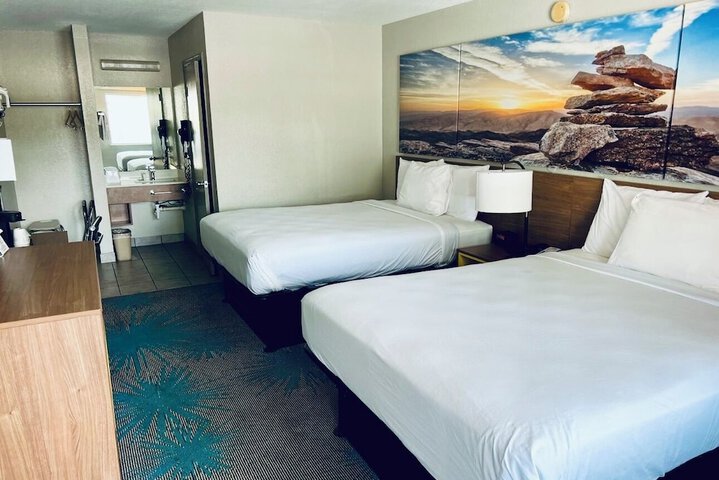 2 Queen Beds (11 of 12)