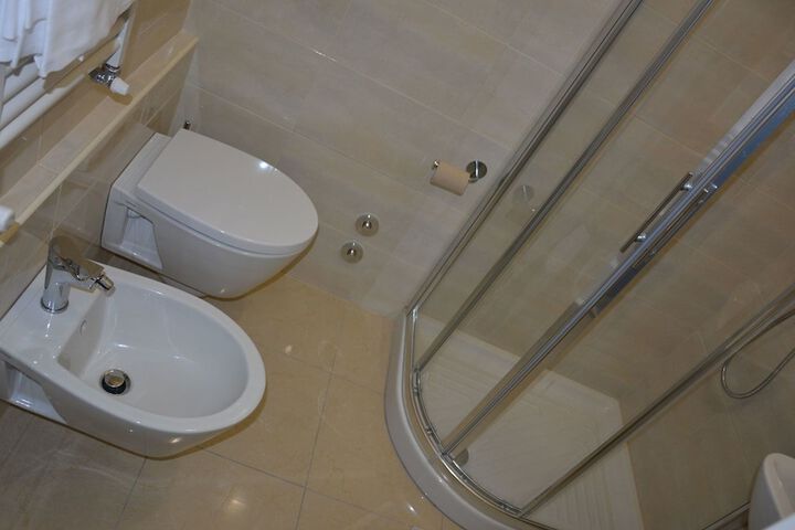 Room 7 of 16