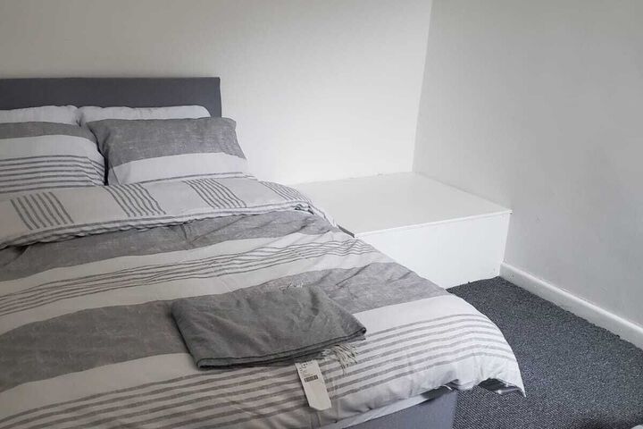 Room 6 of 9