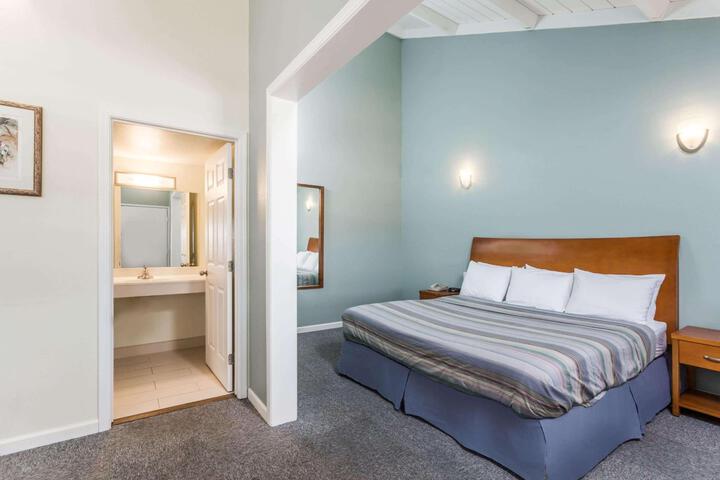 1 Queen Bed (5 of 14)