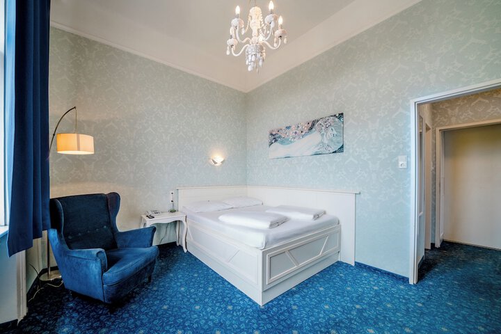 Room 8 of 12