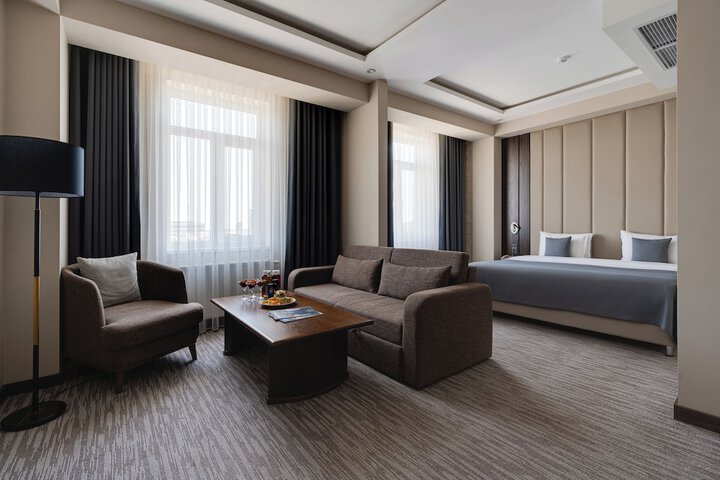 Room 10 of 28