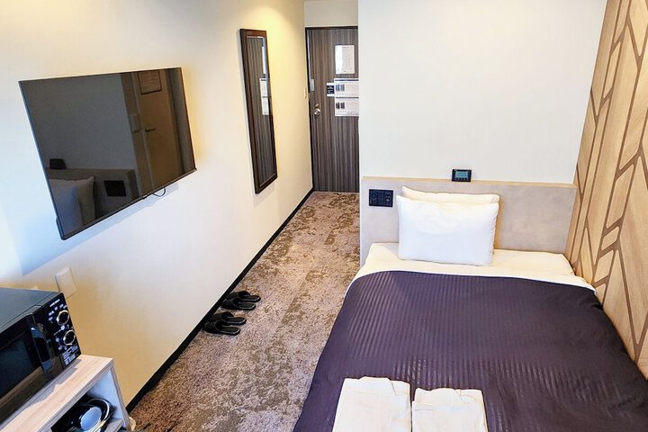 Room 6 of 28