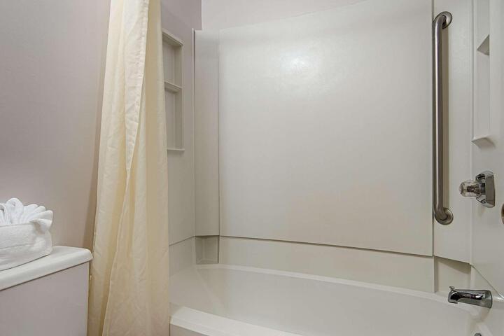 1 King Bed High Speed Internet, Microwave, Refrigerator, Coffee Maker Iron Hair Full Breakfast (6 of 6)