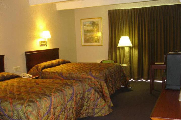 2 Queen Beds (2 of 5)