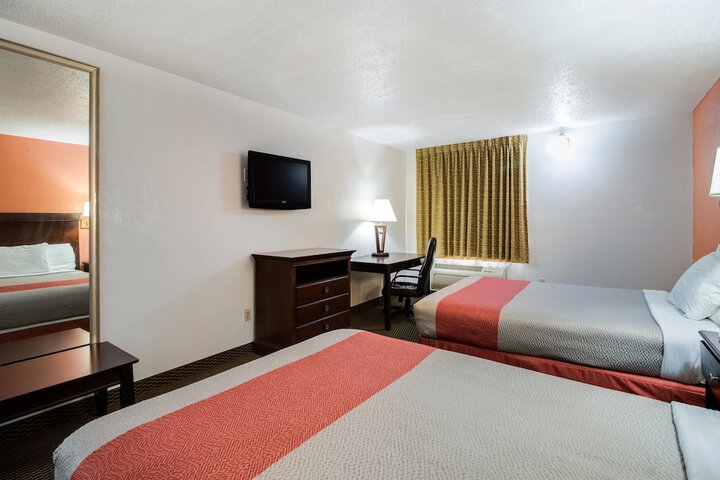 Deluxe Room 2 Double Beds Refrigerator, Microwave (11 of 14)