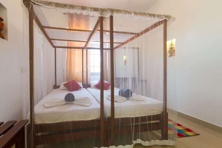 Room 4 of 12