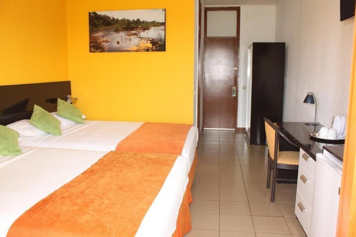 Room 9 of 33