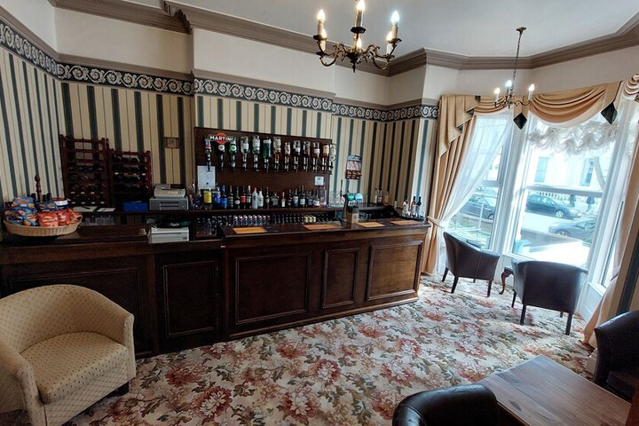 Lounge 37 of 44