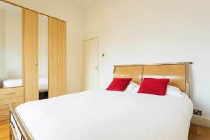 Room 7 of 12