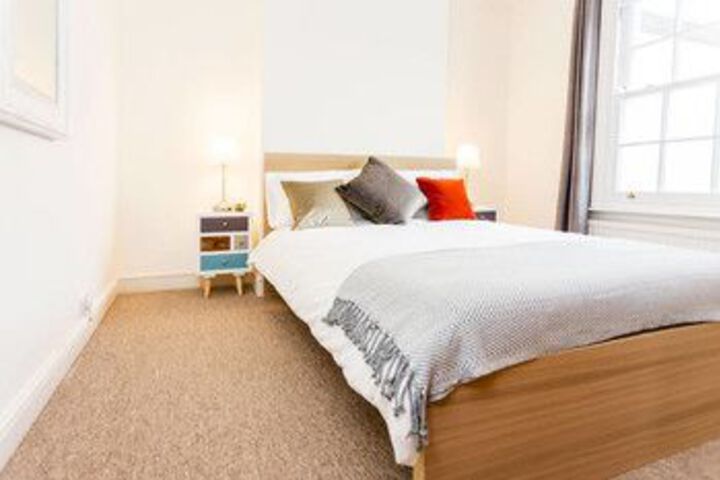 Room 9 of 18