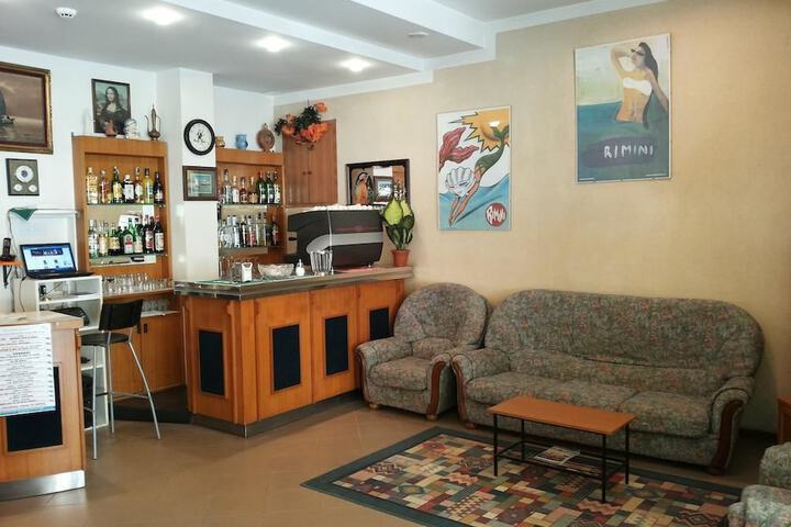 Lounge 16 of 21