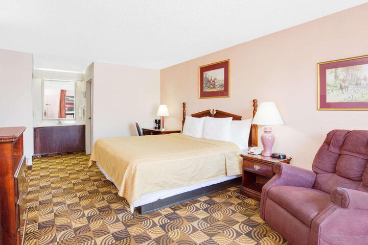 1 King Bed (4 of 8)