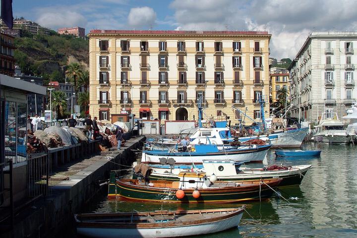 Caracciolo 10 in Naples