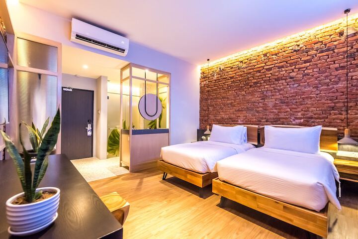 Room 10 of 28
