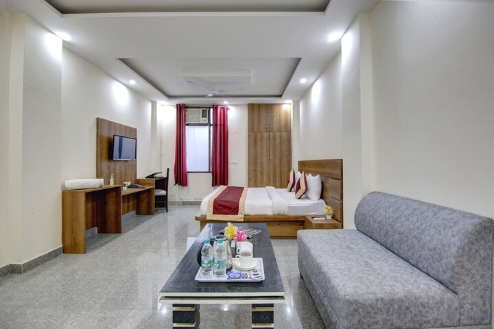 Room 6 of 16
