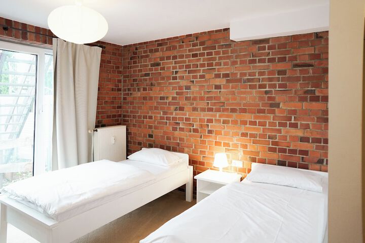 Room 12 of 76