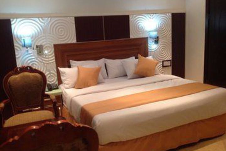 Room 2 of 17