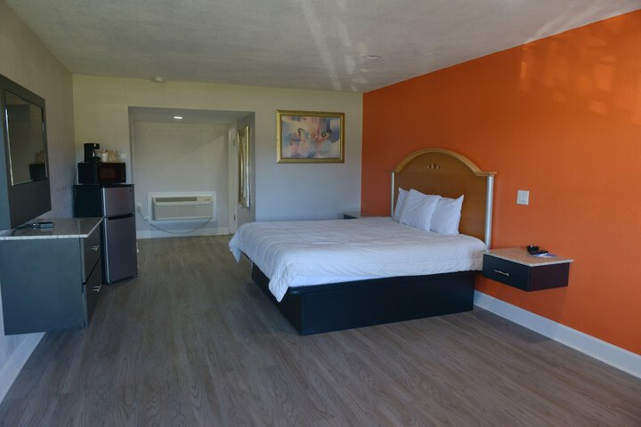 1 King Bed (5 of 24)