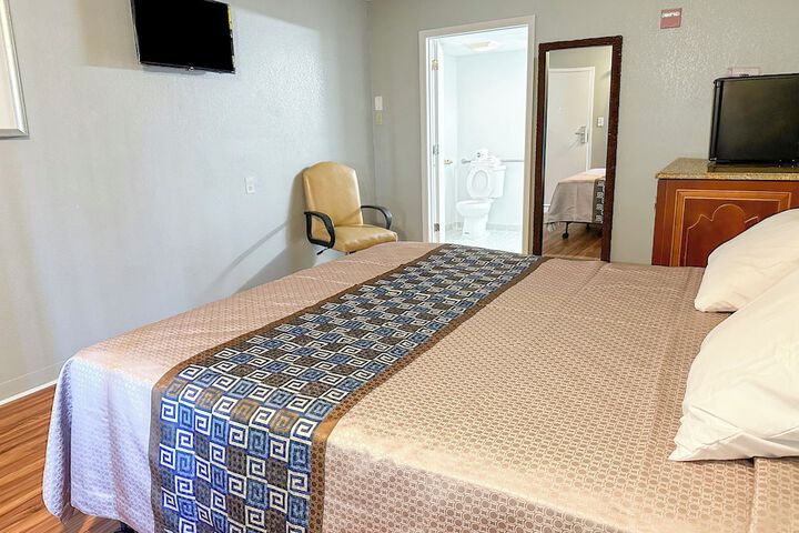 1 King Bed (7 of 21)