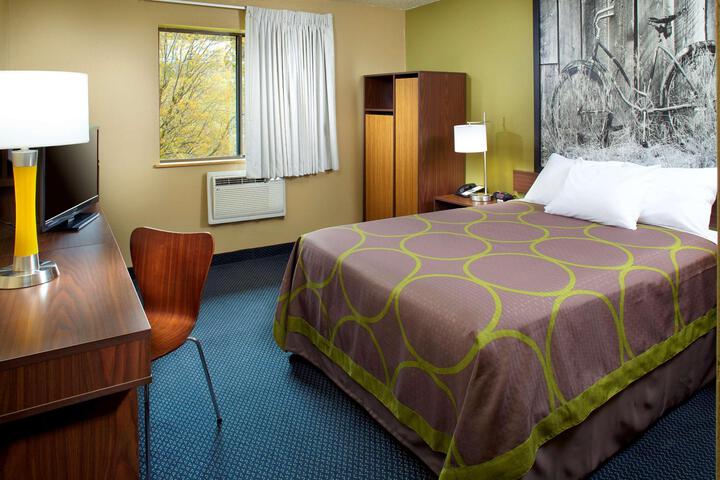 1 Queen Bed (3 of 7)