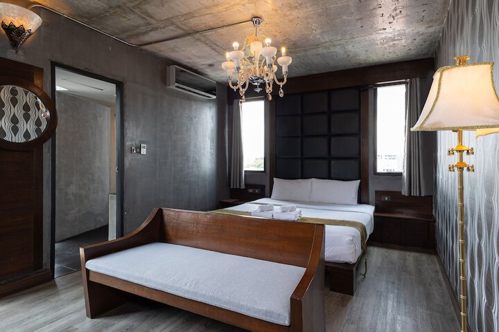 Room 10 of 29