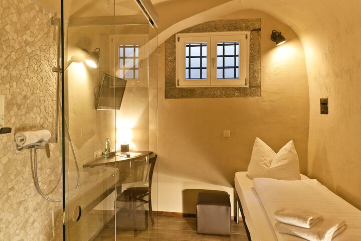 Room 18 of 36