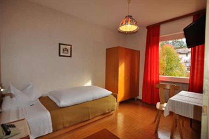 Room 9 of 11