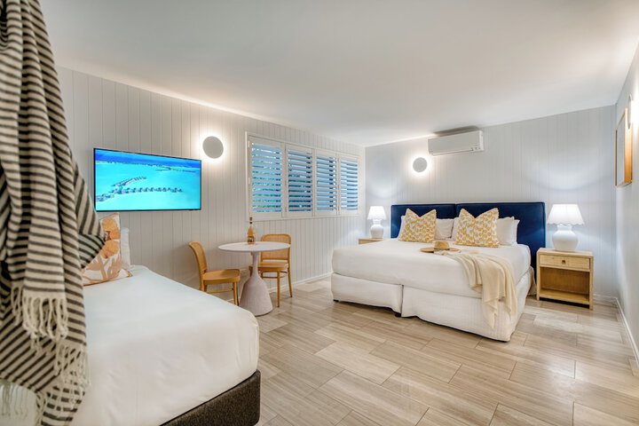 Room 4 of 190