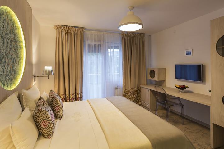 Room 18 of 104