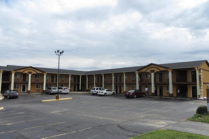Exterior of Economy Inn & Suites Joplin