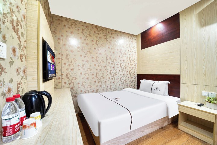 Room 2 of 10