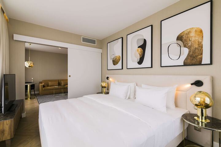 Room 51 of 170