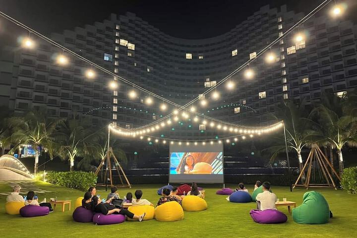 Entertainment 19 of 37