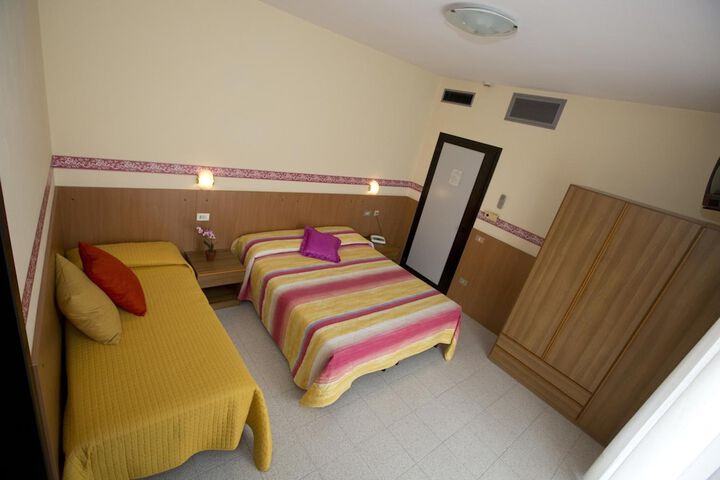 Room 9 of 33