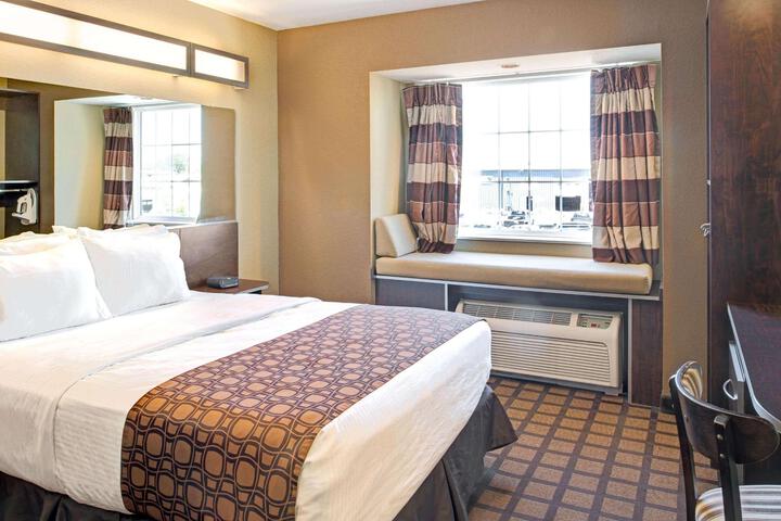 1 Queen Bed Mobility Hearing Impaired Accessible Room (5 of 44)