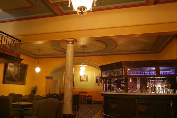 Lounge 31 of 48