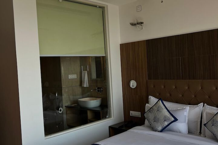 Room 5 of 14