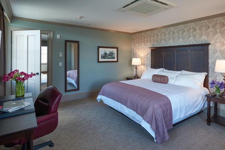 Premier King Bed Hill View (28 of 30)