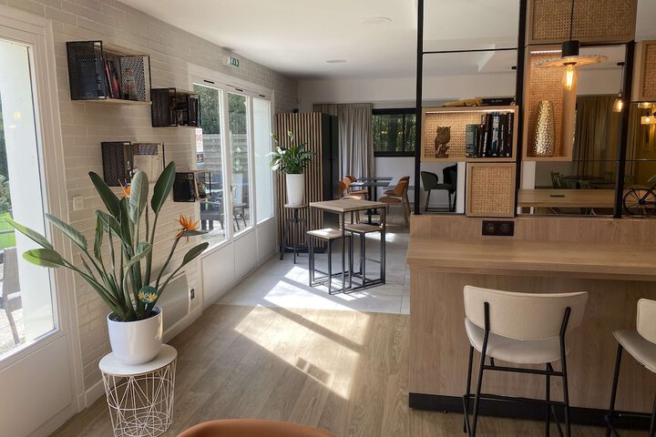 Lounge 59 of 77
